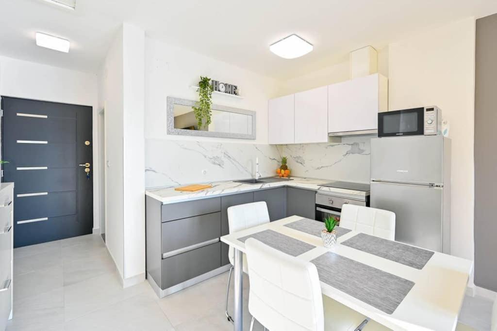 Apartment Noemi With A Direct Beach View Rabac Exterior photo